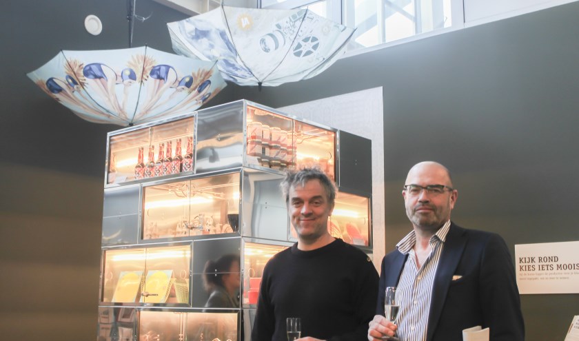 De winkel werd geopend door Piet Hein Eek, hier geflankeerd door Jan van der Putten