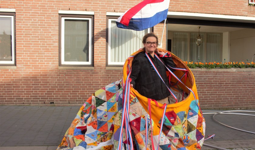 In Vught werd tgv de 75-jarige bevrijding van de gemeente een grote bevrijdingsrok onthuld waar talloze jonge en oude Vughtse inwoners aan meegewerkt hebben. Foto: Lisette Broess-Croonen