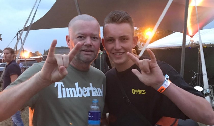Luuk van Gaalen (rechts) met darter Raymond van Barneveld (links).