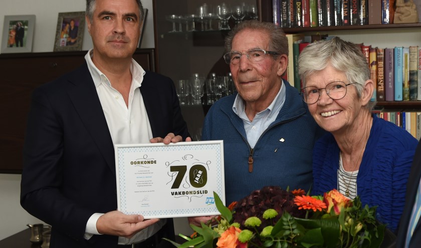 Vakbondsman in ruste Jacques Warnaar (midden) met zijn vrouw Janny en FNV-regiohoofd Theo van der Werf. Foto: Henk van Esch