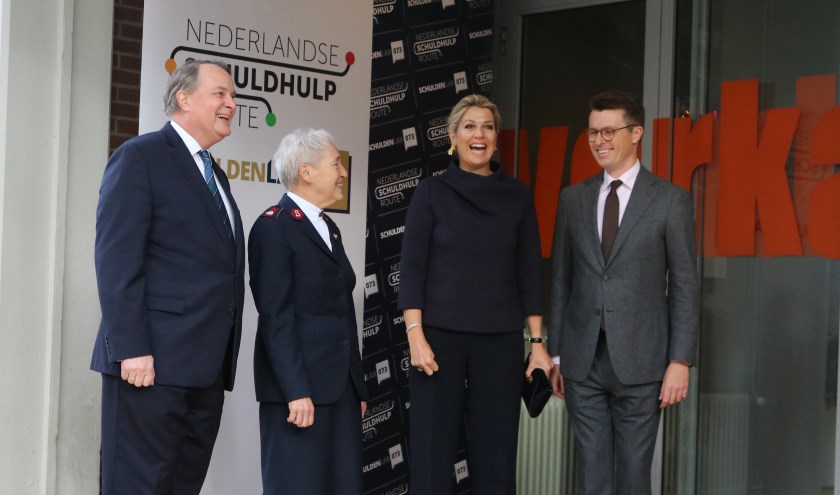 Wethouder Huib van Olden (links) ontvangt koningin Máxima met Eelco Dubbeling van de Nederlandse Vereniging van Banken en Ine Voorham van SchuldenlabNL.