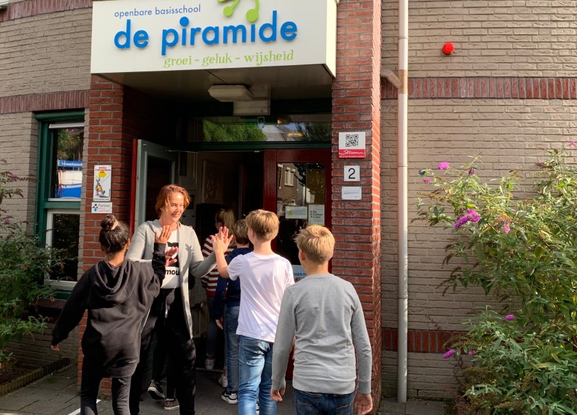 Denise geniet van de vrolijke kinderen die 's ochtends De Piramide binnenkomen. Foto: Eefje van Lith