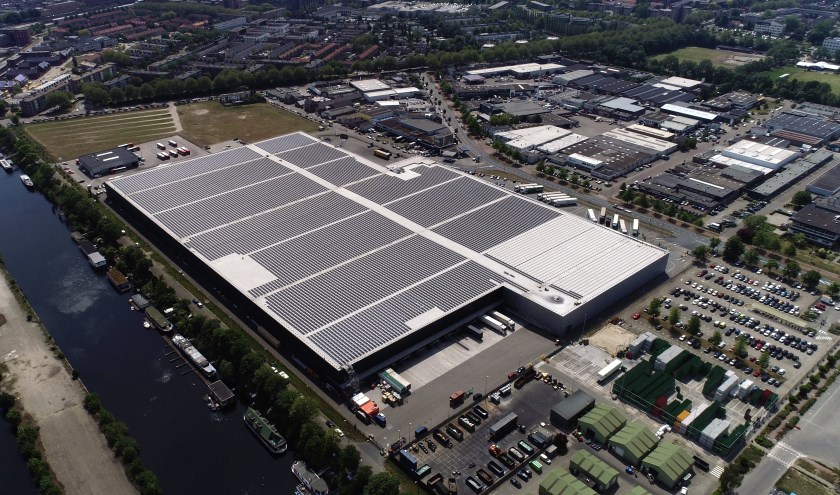 Deze zonnepanelen op het dak van de brouwerij wekken een hoeveelheid stroom op dat gelijk staat aan het jaarlijkse verbruik van 1.500 huishoudens.