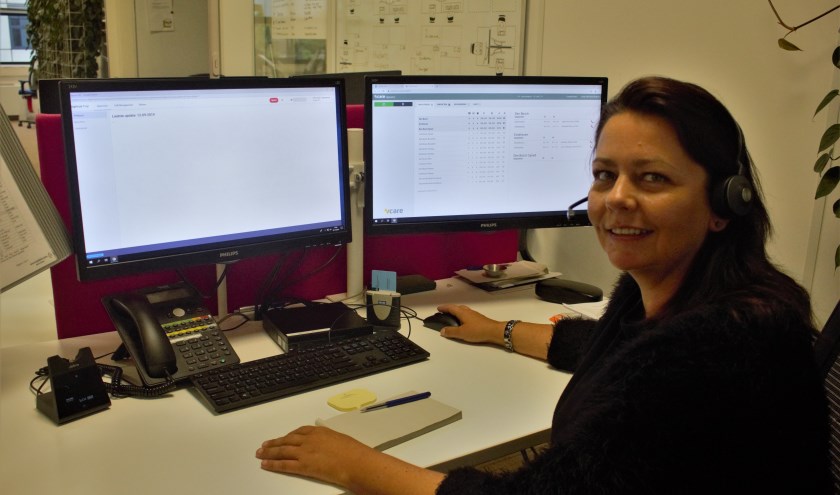 Monique werkt sinds een jaar op het callcenter van de huisartsenpost in s-Hertogenbosch. Ze merkt dat er te veel bellers zijn die onnodig het HAP-nummer bellen. Daarom de oproep: bel alleen als het nodig is. Foto: Lisette Broes-Croonen