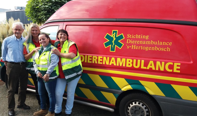 Een deel van het vrijwilligersteam van de Dierenambulance regio 's-Hertogenbosch: Van links naar rechts zijn dat Huib, Karo, Maryore en Manon.