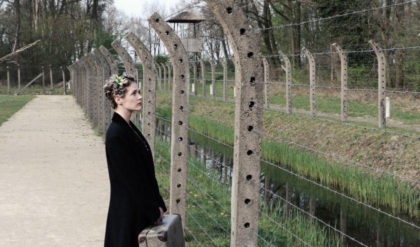 Sanne Maas in de rol van Roosje Glaser bij Kamp Vught.