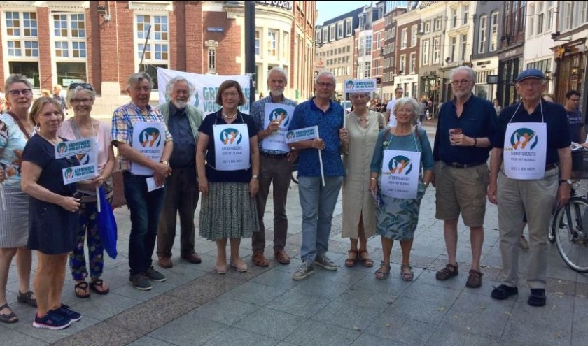 Demonstranten van Grootouders voor het Klimaat op het Kerkplein.