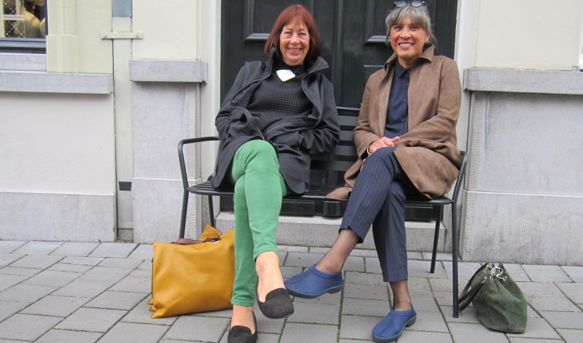 Marieke Kolster (links) en Lena Pijnenburg-Maelissa heplen met stichting Buddyhulp mensen die dat even nodig hebben. Foto: Dick Hubertus