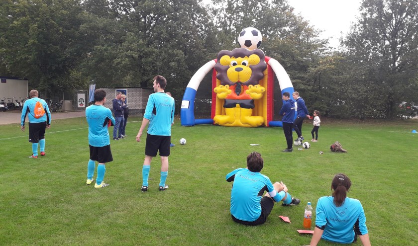 Schieten op een doel was een van van de onderdelen van het sportevenement. Met een gigantische leeuw als keeper viel dat nog niet altijd mee.