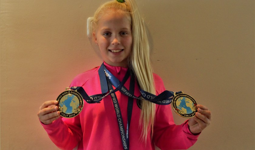 Roxanne laat trots haar medailles zien die ze op de wereldkampioenschappen won.