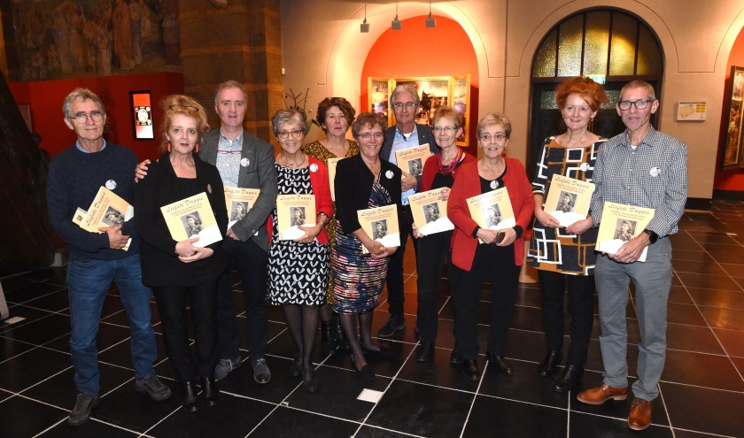 De elf kinderen van Bets Reijnen waren allemaal aanwezig tijdens de boekpresentatie in het JBAC. Foto: Ryan van Esch