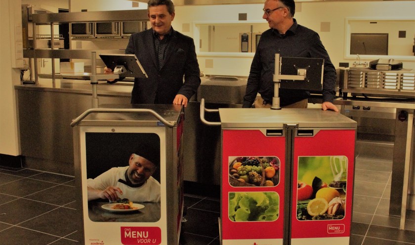 Jos ten Westeneind van Sodexo (links) en René de Bont van het JBZ zijn er klaar voor. Half december draait de 'nieuwe keuken' van het ziekenhuis.