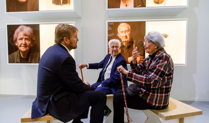Tijdens de rondleiding door het vernieuwde herinneringcentrum sprak de Koning met oud-gevangenen Ernst Verduin en Joke Folmer.