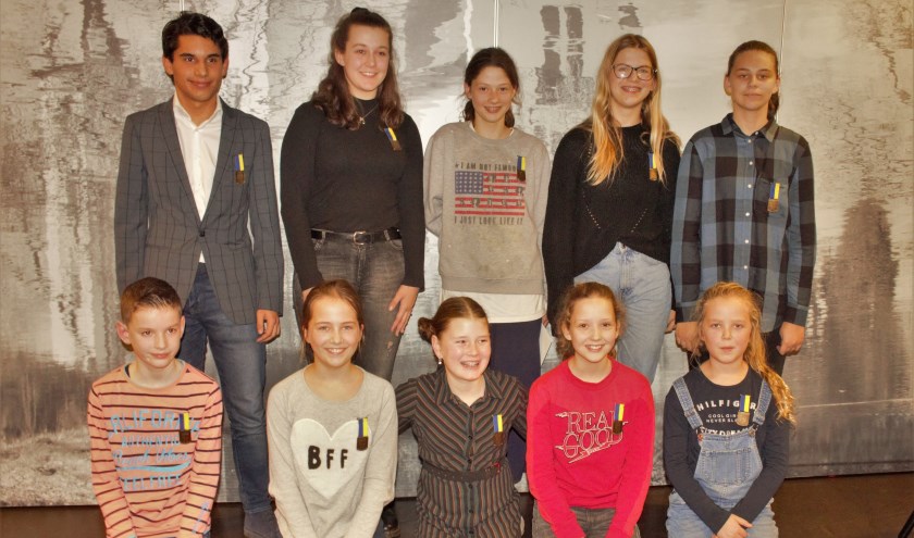 Maar liefst tien kinderen kregen afgelopen week in Vught een jeugdlintje opgespeld door wethouder Saskia Heyboer. Foto: Lisette Broess-Croonen