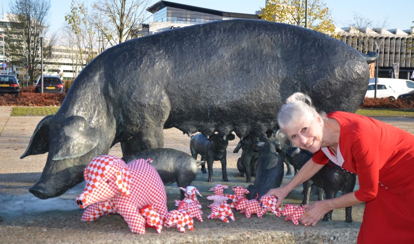 Truus de Kanter met haar varkensgezinnetje.