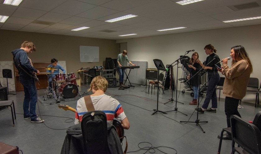 Deelnemers van IkBand oefenen voor de bandavond in P79. Foto: Leonie Gossens