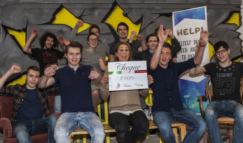 Angelique de Rouw, geflankeerd door studenten van Avans, neemt een cheque van Kiwanis in ontvangst, bedoeld om kinderen een glansrijke dag te bezorgen. Foto: Michel van de Langenberg