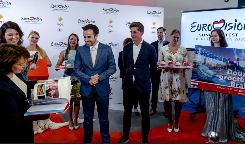 Wethouder Mike van der Geld en directeur van de Brabanthallen Jeroen Dona hadden de eer om het bidbook aan te bieden aan de NPO. Foto: ANP Kippa
