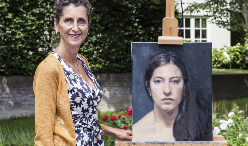 Erna van Lith met een van haar andere portretten. Foto: Michel van de Langenberg