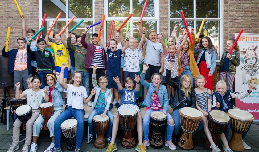 Kinderen van KC Het Stadshart tijdens de feestelijke onthulling van de nieuwe naam van hun school. Foto: Marjon Zijlstra