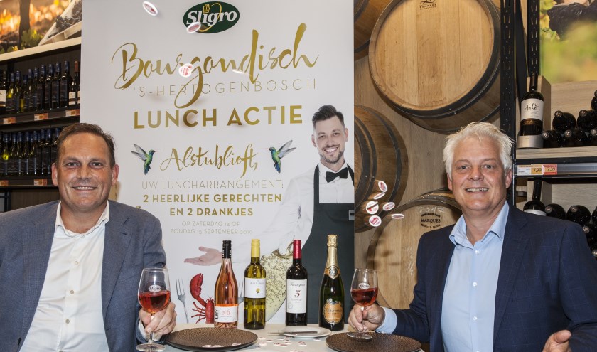 Voorzitter Edgar Dissel en Rob Schimmel, directeur Sligro Den Bosch, een van de vestigingen waar je kunt sparen voor lunchvouchers, hebben nog wel wat fysieke Gerritjes over. Gelukkig zijn ze gewoon in te wisselen. Foto: Michel van de Langenberg