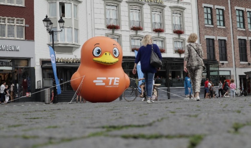 Ben jij TEodor al tegengekomen? Via Facebook, Twitter en Instagram kun je de avonturen van TEodor volgen. Op vakantie in eigen stad, dobberend in Bossche wateren zoals hier op de Bossche Markt.