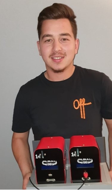 Bossche student Alperen Yilmaz (20) met zijn mobiele oplaadkastjes.