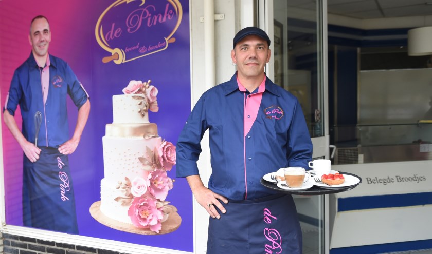 Jeroen van Pinxteren heet u van harte welkom bij Brood en Banket De Pink. Foto: Henk van Esch