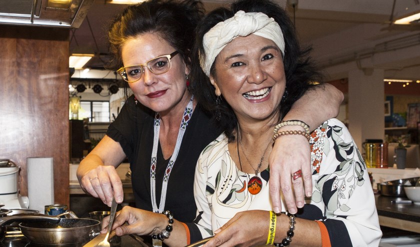 Lonneke Voets en kok Sylvana De Backer- Leuwol van BOEL bazaar. Foto: Michel van de Langenberg