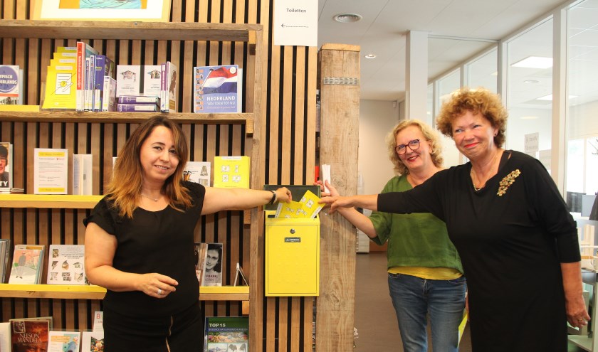 V.l.n.r. Nazmiye Deger (coördinator Koo wijkplein Helftheuvel), Margo Kwinten (projectleider sociaal domein Babel) en Nan van Schendel (directeur-bestuurder Babel). Foto: Gérard van Kessel