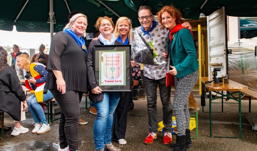Leden van de commissie Embleem met winnares Yvonne Serré (tweede van links) die trots haar winnend embleem toont. Foto: OC/Henk van Vugt
