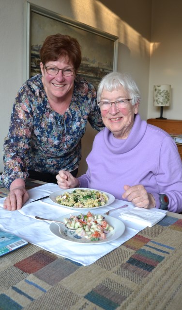 Mevrouw Nederveen (r) krijgt drie keer per week een verse maaltijd van Jenneke (l)
