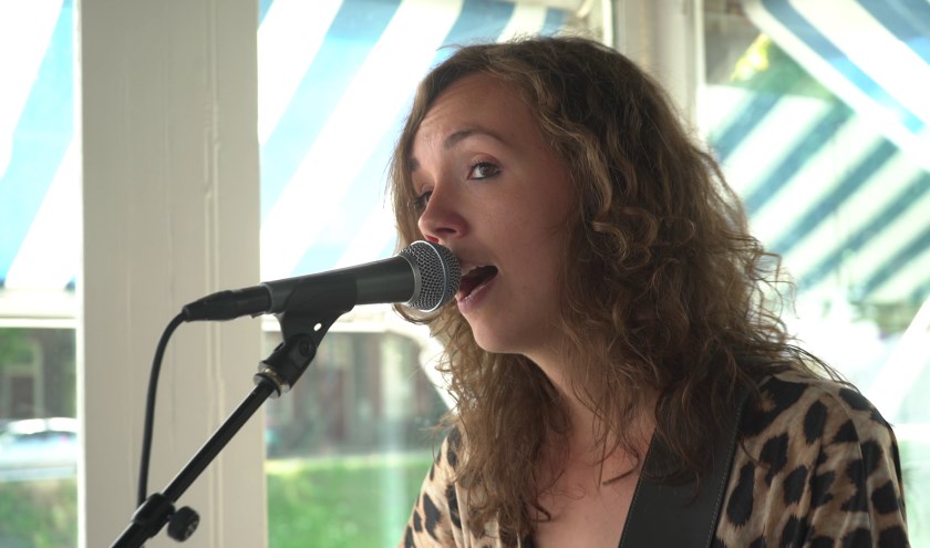Anne van Damme in actie tijdens het eerste miniconcert van Weeslive!