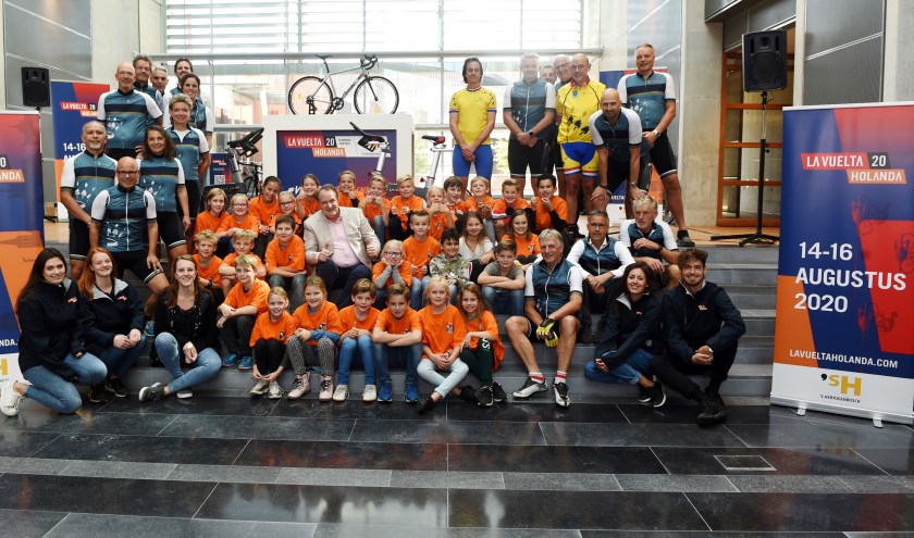 Vorige week opende wethouder Huib van Olden (midden) met behulp van onder andere groep 6 van basisschool De Terp op ludieke wijze een levensgrote ideeenbox in het stadskantoor.