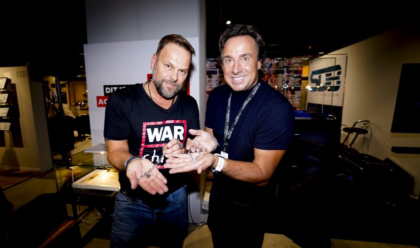 Bas Verdonk en Marco Borsato tonen trots hun War Child-Bracelet. Foto: Ron Eskens