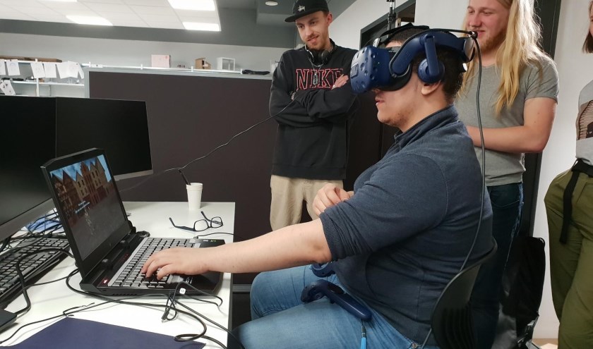 Studenten van Sint Lucas testen de erfgoed game met een VR-bril. Foto: erfgoed 's-Hertogenbosch