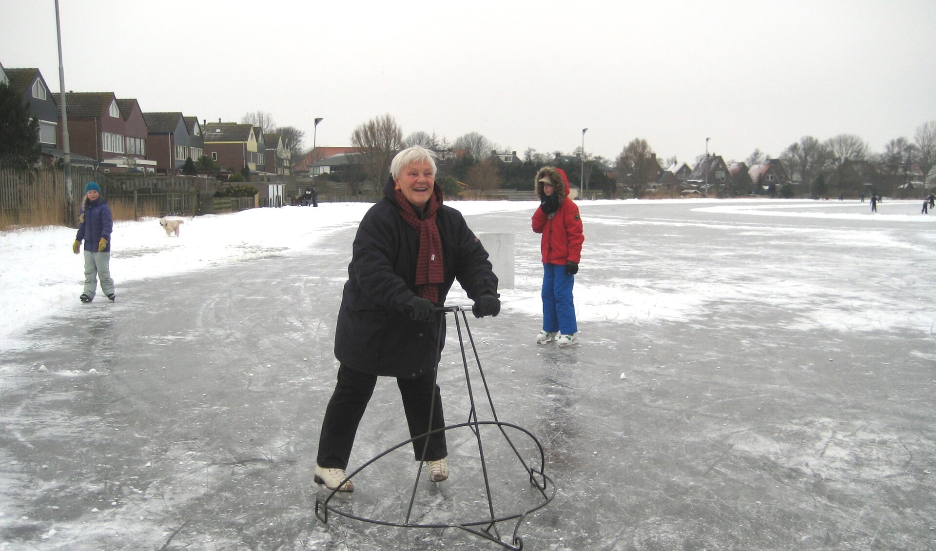 Lasbedrijf Joost Overmaat bedacht en vervaardigde een schaatshulp voor de ijsbaan van Oosterend. 