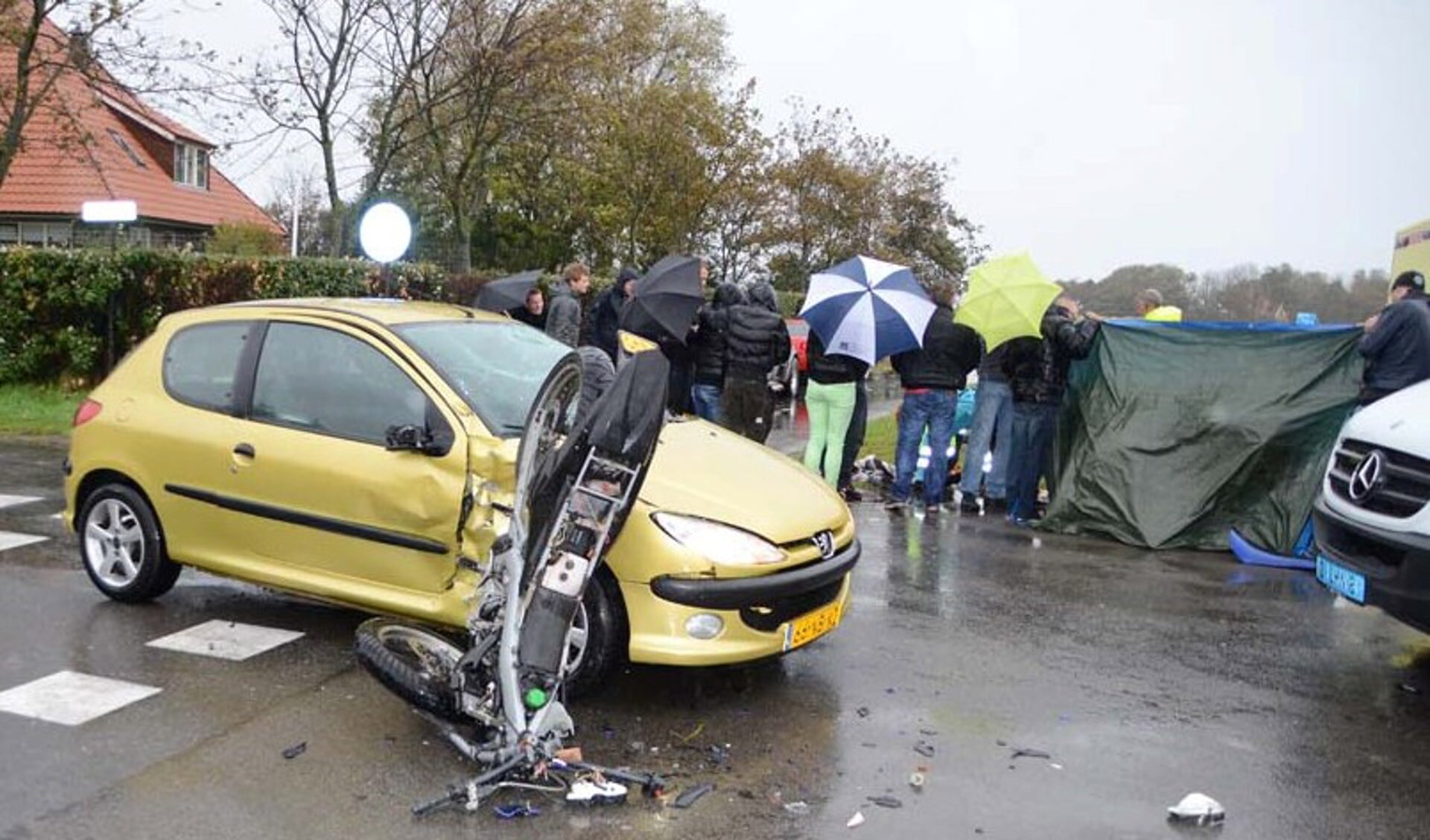 Het brommerongeval half oktober 2012 waarbij de berijder en zijn passagier gewond raakten. (Foto Marcel Winter/Texelphoto.nl)