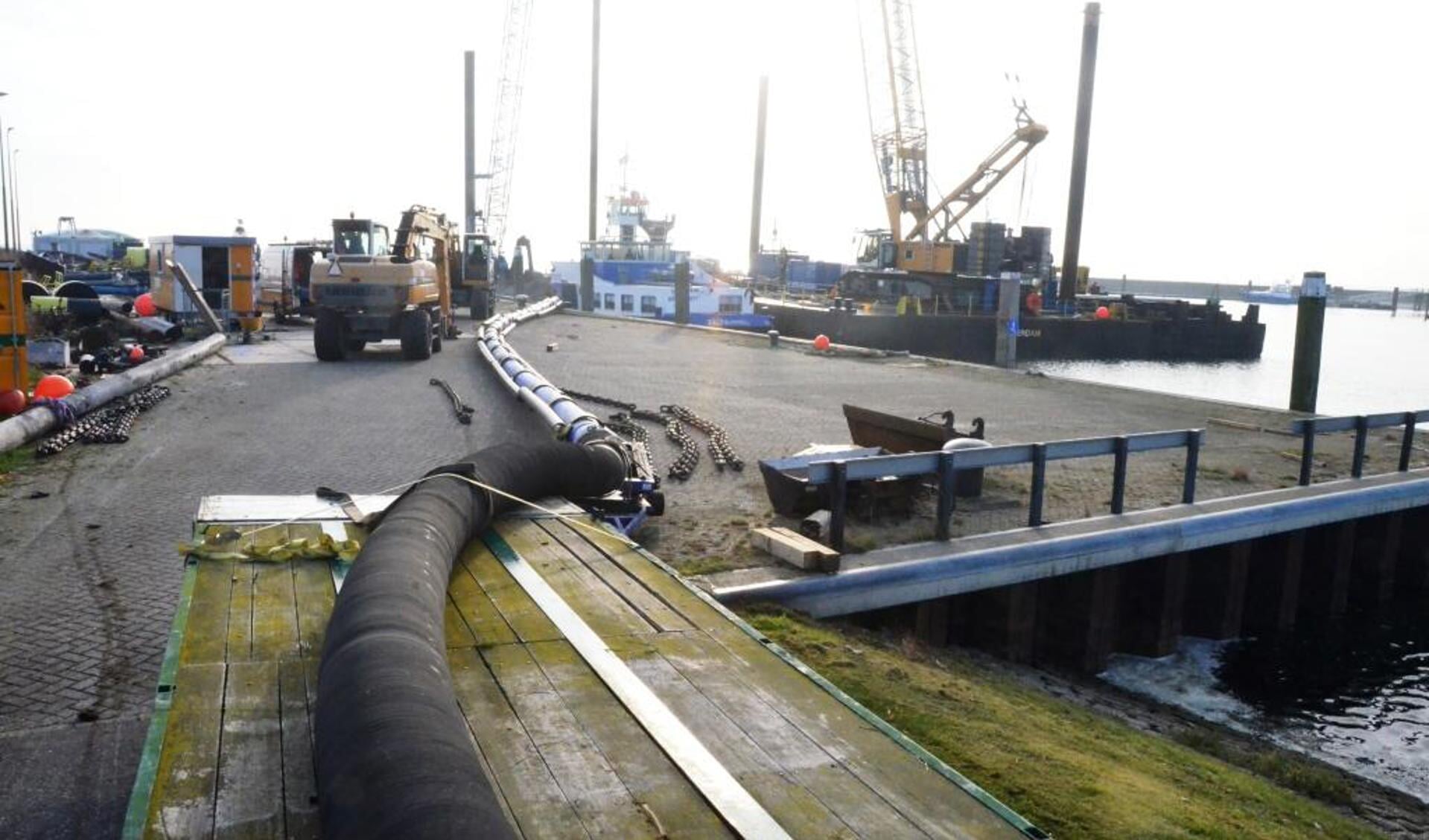 Nieuw tussenstuk zinkerleiding in NIOZ-haven.