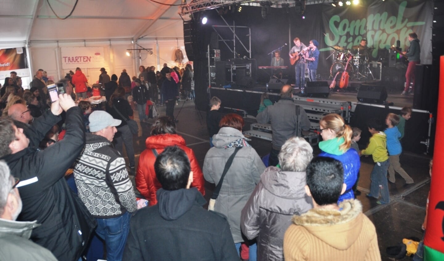 Optreden van Polle (Junior Songfestival) in de tent op de Groeneplaats.