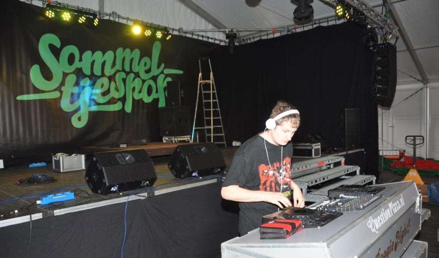 DJ Hannes in de tent op de Groeneplaats.