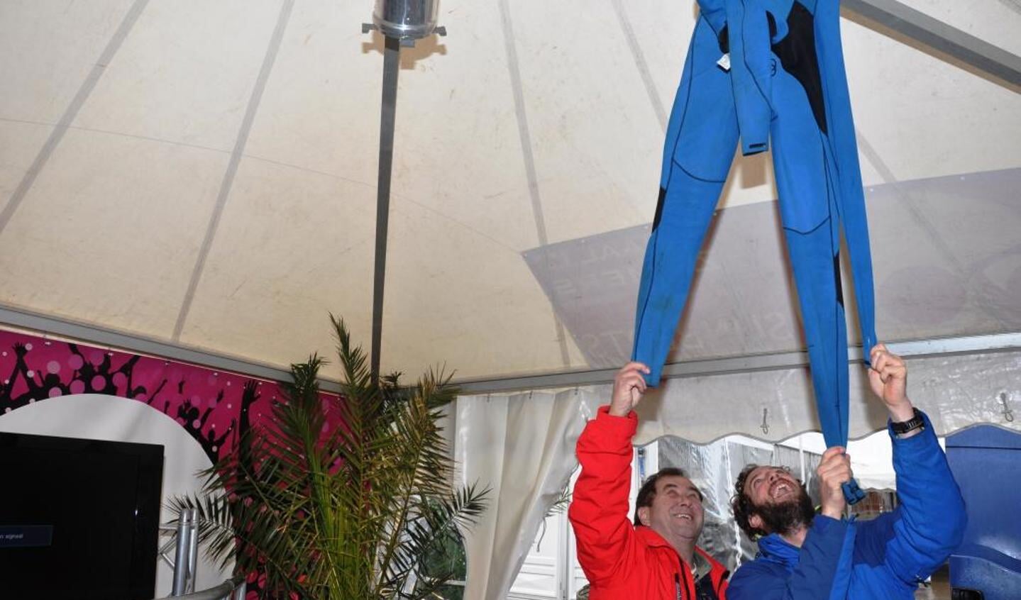 Willem Hemelraad en Adriaan van Rijsselberghe richten een tent voor de Ronde om Texel in.