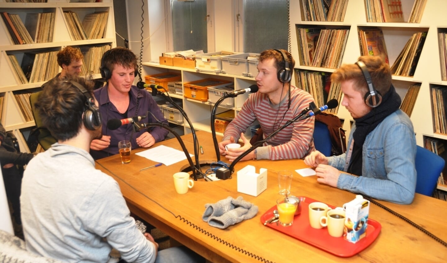 Vóór hun optreden op de Groeneplaats waren de Handsome Poets te gast bij een live-uitzending van Radio Texel over Struûn.