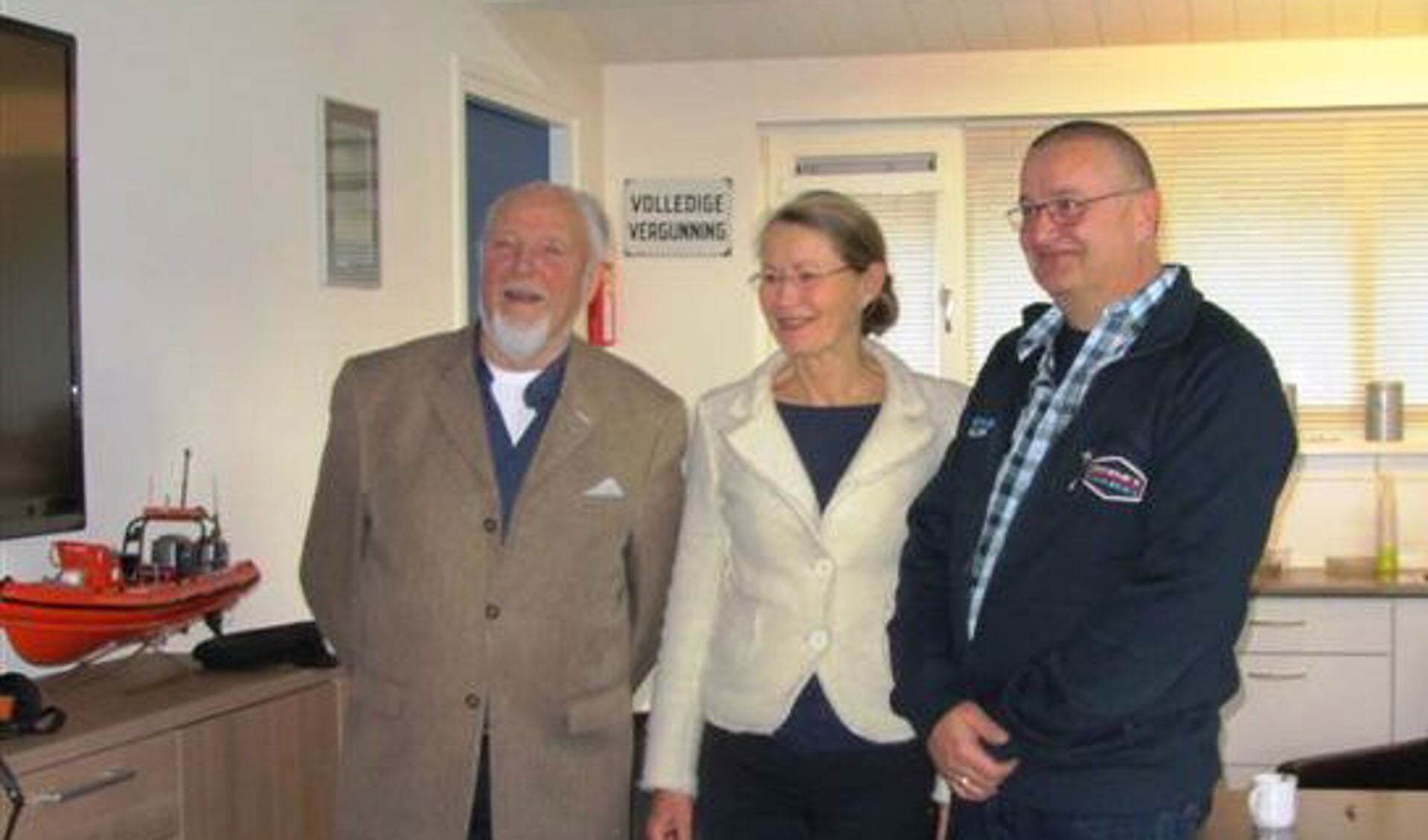 Jaap Bakker, burgemeester Francine Giskes en Wim Stolk. (Foto KNRM)