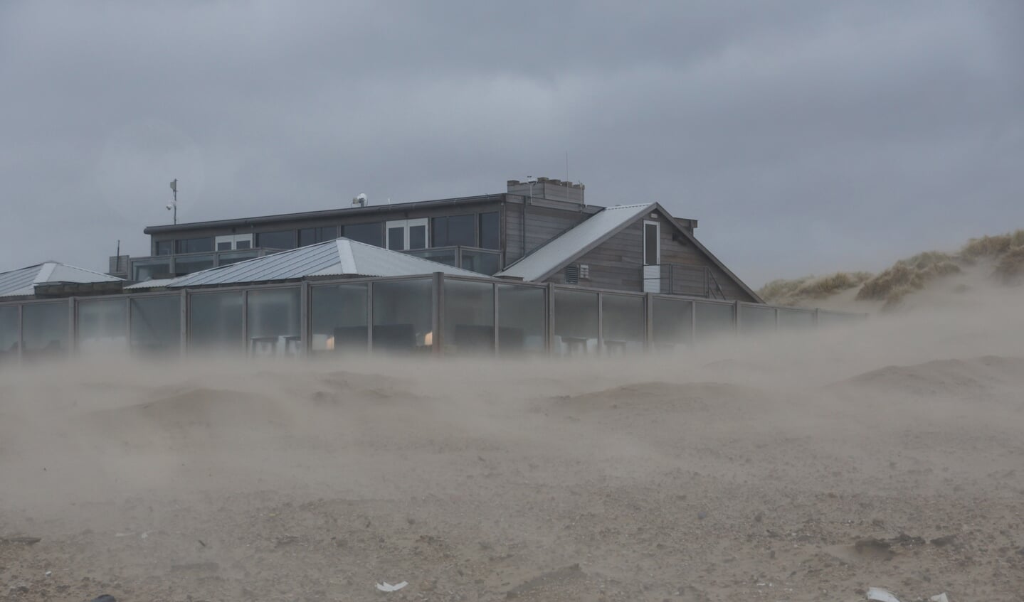 Zandverstuiving bij strandpaviljoen paal 17. Foto Sytske Dijksen.