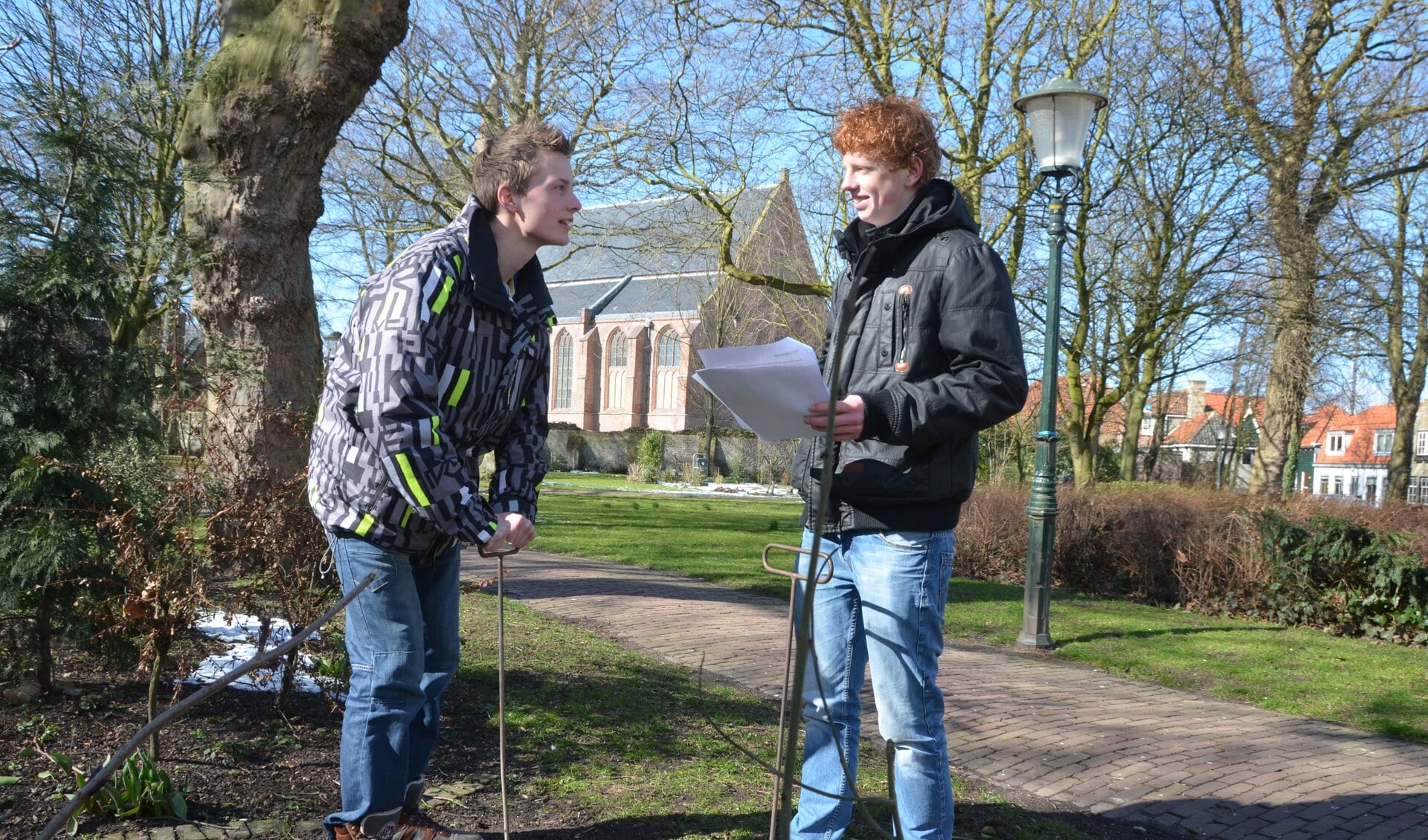 Sjoerd-Jan de Lugt (links) en Willem Wiering onderzoeken het park op onderaardse gewelven. (Foto Gerard Timmerman)
