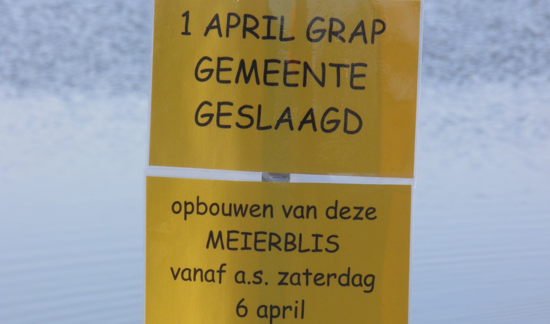 De meierblis van polder Het Noorden mag niet meer bij Utopia worden gehouden. Dit bord suggereert dat het een grap is, of niet? (Foto Janny Rozendaal)