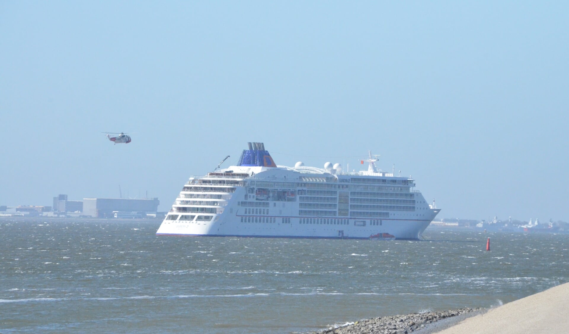 Cruiseschip 'Europa 2' zaterdag op de Rede van Texel.