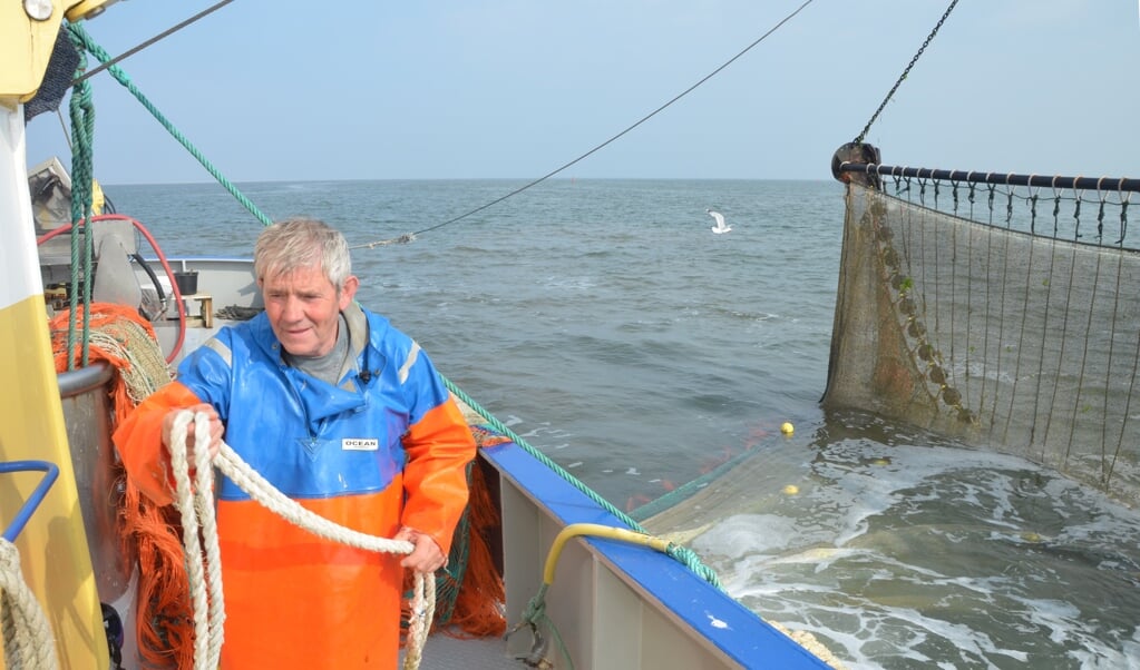 Garnalenvisser Albert Blom aan boord van de TX24 Heliomare in de weer met de netten. 