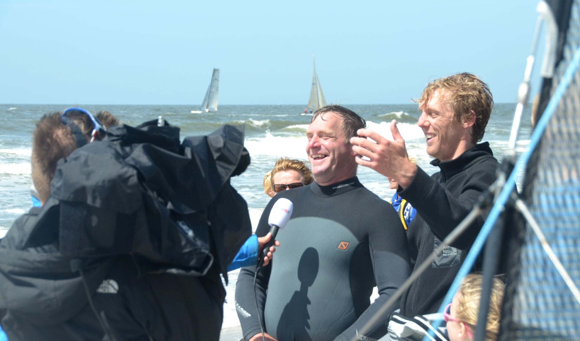 Peter Vink (links) en Jeroen van Leeuwen passeerden als eerste de finish. Hier doen ze uitgelaten hun verhaal voor de televisiecamera.